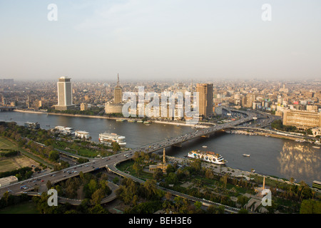 Vista al Cairo e Ponte di 6. Ottobre oltre il Nilo al Cairo, Egitto Foto Stock