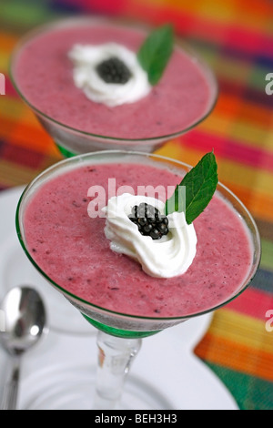 Coppa a freddo con yogurt e more. Ricetta disponibile. Foto Stock