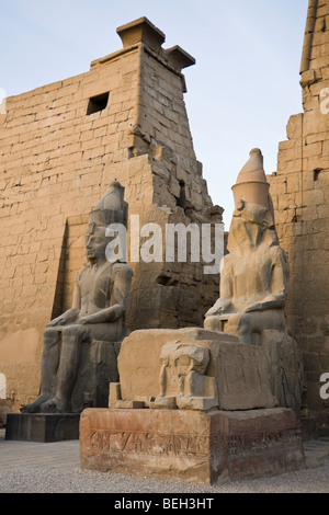Ingresso del Tempio di Luxor con il Tempio di Ramesses II statue, Luxor, Egitto Foto Stock