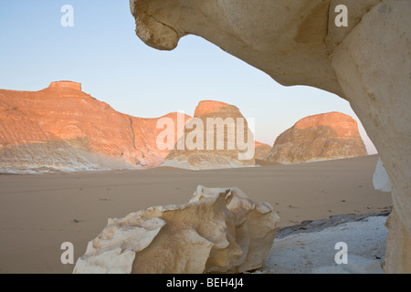 Arco di roccia in White Desert National Park, Deserto Libico, Egitto Foto Stock