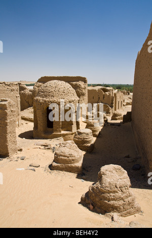 Necropoli di al-Bagawat nel cimitero Charga oasi nel deserto libico, Egitto Foto Stock