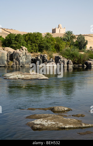 Fiume Nilo la cataratta e il mausoleo di Aga Khan, Aswan, Egitto Foto Stock