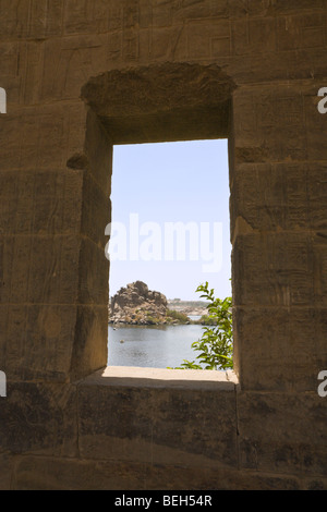 Vista sul Fiume Nilo dal tempio di Iside sul isola di Philae, Aswan, Egitto Foto Stock