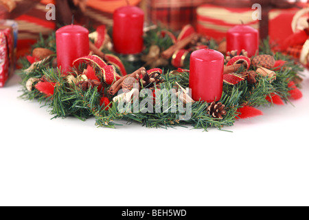 Close-up di avvento ghirlanda di Natale e le candele con copia spazio, studio shot Foto Stock