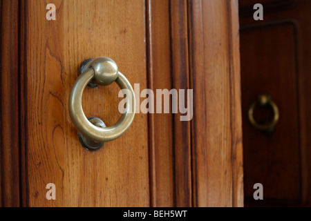 Un ornato di ottone respingente porta su una porta di legno a Firenze o a Firenze nella regione Toscana di Italia Foto Stock