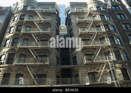 Basso angolo di visione del fuoco esce su un edificio residenziale Foto Stock