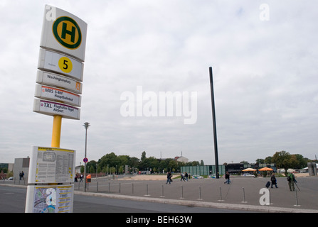 Fermata bus segno indicante il bus numero dell'itinerario e la destinazione in Washingtonplatz fuori della stazione centrale Hauptbahnhof Berlino Germania Foto Stock