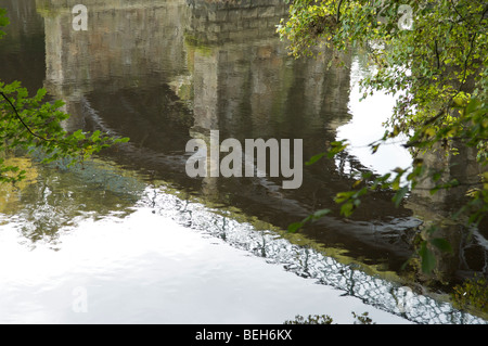 Bridge si riflette nel fiume Foto Stock