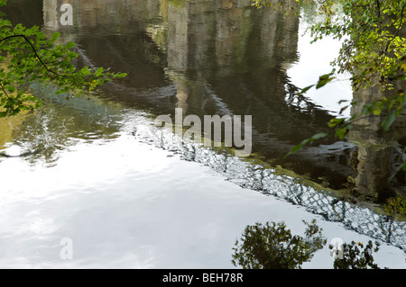 Bridge si riflette nel fiume Foto Stock