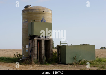 Concime agricolo silo di storage e il serbatoio del gasolio Foto Stock