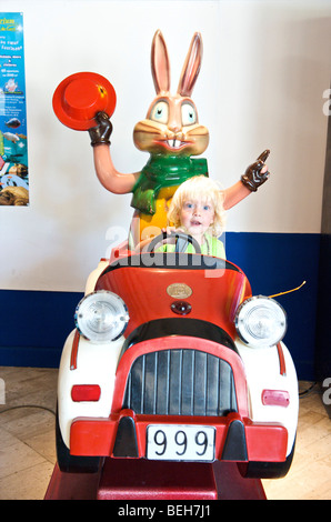 2 anno vecchio ragazzo in una macchina di gioco Foto Stock