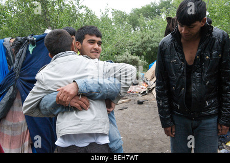 Calais, rifugiati nella speranza di raggiungere il Regno Unito sono in un clandestino squatter camp noto come la giungla Foto Stock