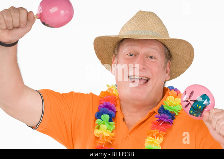 Ritratto di un uomo maturo tenendo le maracas Foto Stock