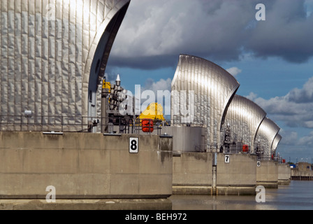 Orizzontale vicino a valle dei piloni alla Thames Flood Barrier chiusa per lavori di manutenzione a Londra in una giornata di sole. Foto Stock