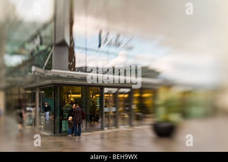 La gente all'entrata di nuove John Lewis department store in Cardiff Wales, Regno Unito Foto Stock