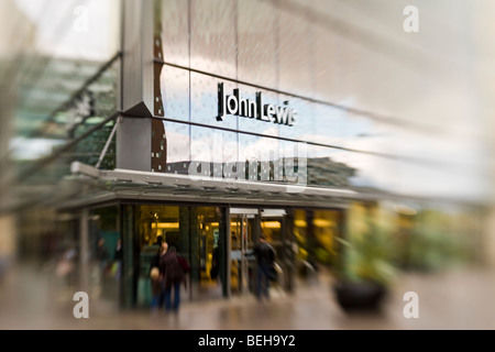 La gente all'entrata di nuove John Lewis department store in Cardiff Wales, Regno Unito Foto Stock