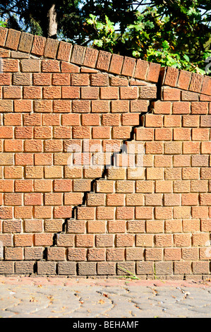 Grave crack in 200mm un mattone parete spessa Foto Stock