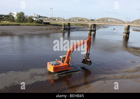 Escavatore idraulico nel fiume Dee, Kirkcudbright Dumfries e Galloway, Scozia Settembre 2009 Foto Stock