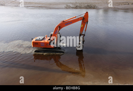 Escavatore idraulico nel fiume Dee, Kirkcudbright Dumfries e Galloway, Scozia Settembre 2009 Foto Stock