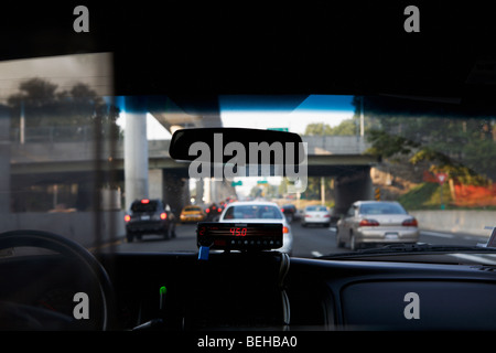 Misuratore della cabina sul cruscotto di una automobile Foto Stock