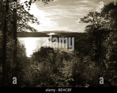 Bella cascata di natura paesaggio incorniciato con colorati alberi all alba sul lago di fumo Foto Stock