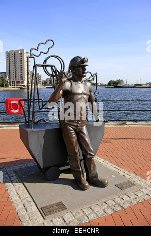 'Il minatore di carbone" Scultura nella città di Cardiff Galles Foto Stock