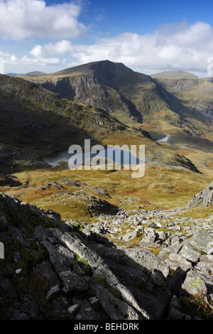 La montagna di Y Garn nella gamma Glyders, visto attraverso il lago di Llyn Bochlwyd da Tryfan, Snowdonia, il Galles del Nord Foto Stock
