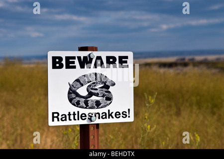 Attenzione rattlesnakes segno di attenzione nel South Dakota mid-west praterie Foto Stock