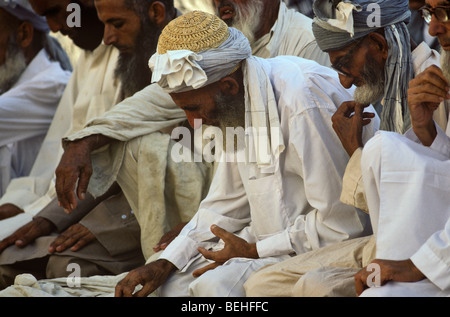 Pathan uomini pregando in open-air moschea, Kado, frontiera di nord-ovest del Pakistan, Foto Stock