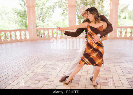 Coppia giovane dancing in un padiglione Foto Stock
