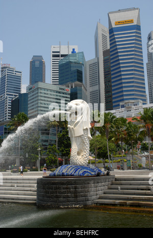 Merlion e dello skyline della città, Singapore Foto Stock