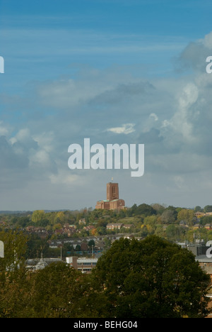 Visualizzazione verticale di Guildford cattedrale sulla sommità del colle stag da sopra il centro della città Foto Stock