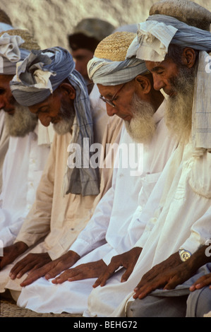 Pathan uomini pregando in open-air moschea, Kado, frontiera di nord-ovest del Pakistan, Foto Stock