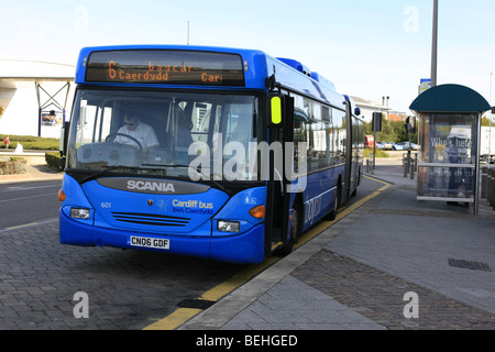 Scania Bendy-Bus blu nella città di Cardiff Galles Foto Stock