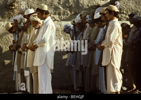 Pathan uomini pregando in open-air moschea, Kado, frontiera di nord-ovest del Pakistan, Foto Stock