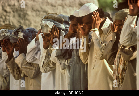 Pathan uomini pregando in open-air moschea, Kado, frontiera di nord-ovest del Pakistan, Foto Stock