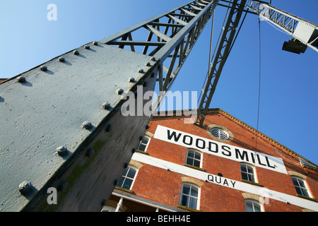 Magazzino convertito e porto a gru Woodsmill Quay, Queens Staith, York, North Yorkshire, Regno Unito. Foto Stock