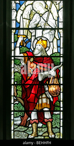 Una vetrata di J Powell & Sons of Whitefriars London raffigurante Gideon che tiene una spada e il corno di ariete, All Saints Church, Warham, Norfolk Foto Stock