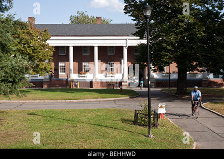 Ciclo di visitatori & passeggiare tra stile Revival Greco caserma nel cortile interno del Fort Jay sulla Governors Island in New York Foto Stock