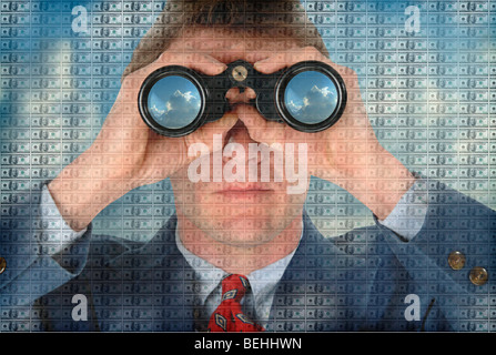 Executive con un binocolo con foglio di $100 dollari US overlay. Foto Stock
