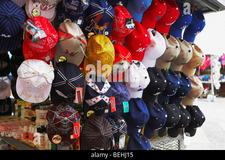 Multi-colore di berretti da baseball in un mercato in stallo, Rio Piedras, San Juan, Puerto Rico Foto Stock