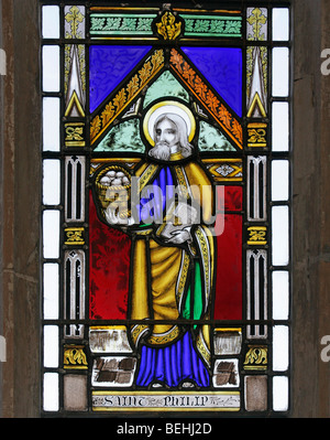 Una vetrata di Joseph Grant di Costessey raffigurante Filippo l'Apostolo con un cesto di pani, All Saints Church, Wighton, Norfolk Foto Stock