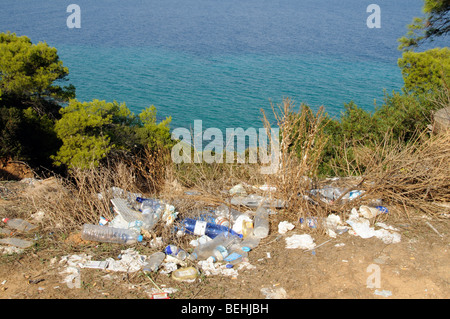 Scartato rifiuti su un greco il paesaggio costiero che si affaccia sul Golfo Toroneos a Nea Fokea (Calcidica) Grecia settentrionale Foto Stock