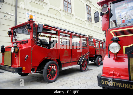 Autobus rossi per visite turistiche Bratislava Città Vecchia, Slovacchia Foto Stock