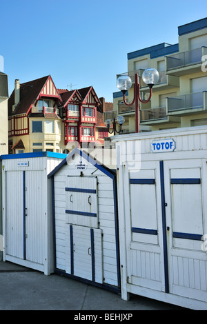 Cabine da spiaggia sul mare dyke / promenade a Wimereux, Côte d'Opale, Pas-de-Calais, Francia Foto Stock