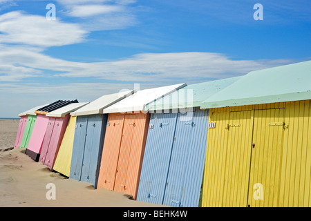 Riga di colorate cabine da spiaggia in colori pastello lungo il mare del Nord a Berck sur Mer, Côte d'Opale, Pas-de-Calais, Francia Foto Stock