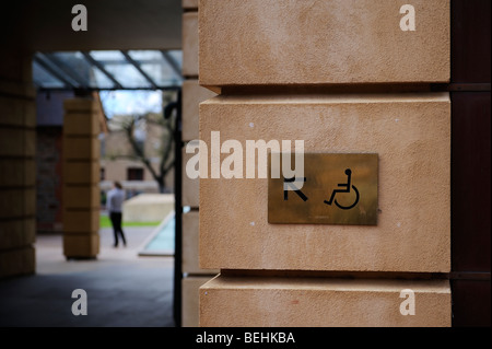 Accesso per la sedia a rotelle segno sulla costruzione in Adelaide Australia Meridionale Foto Stock