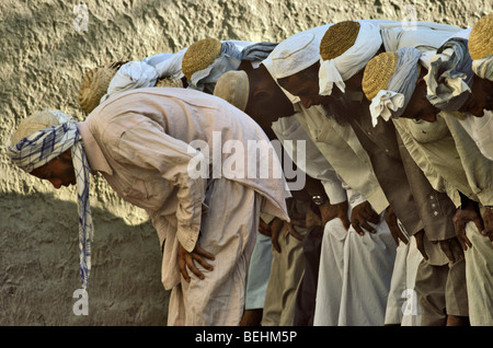 Pathan uomini pregando in open-air moschea, Kado, frontiera di nord-ovest del Pakistan, Foto Stock