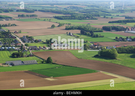 Civiltà al confine della zona agricola con i campi, praterie e siepi dall'aria, Belgio Foto Stock