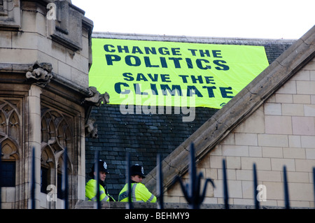 Protesta da parte di attivisti di Greenpeace che occupano il tetto del Parlamento e i banner di dire cambiare la politica salvare il clima Foto Stock